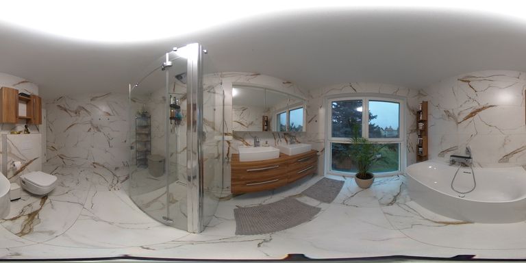 Badezimmer mit Badewanne, Dusche und WC im OG