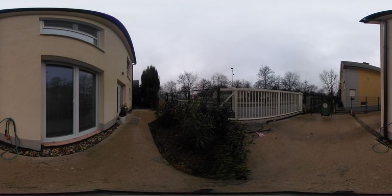 Einfahrt mit Autoabstellplätzen