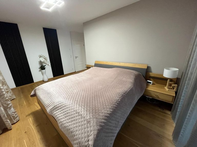 Zimmer mit Schrankraum und Badezimmer im OG