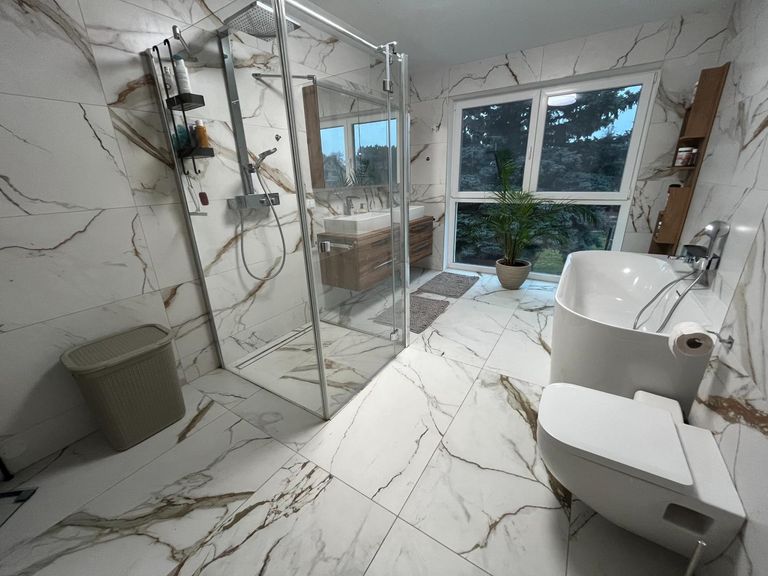 Badezimmer mit Badewanne, Dusche und WC im OG