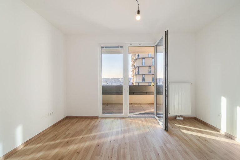 10_mittleres Schlafzimmer mit Loggiazugang