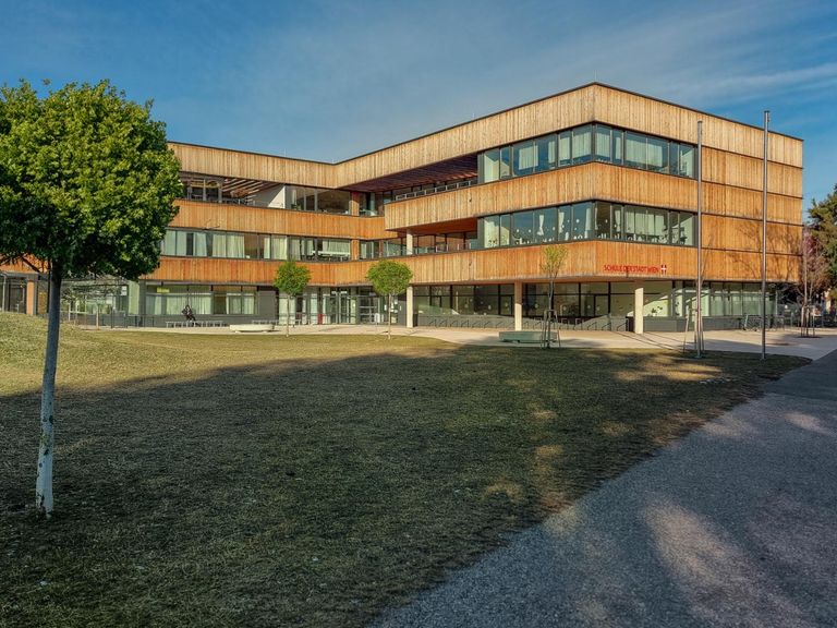 28_Schule einen Steinwurf entfernt