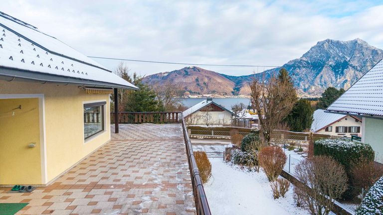 große Terrasse mit Blick Richtung Traunsee