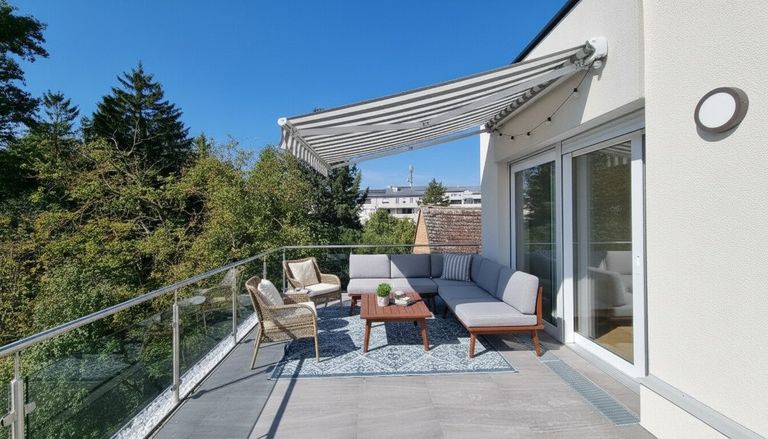 Terrasse im Obergeschoss: KI generiert Einrichtung