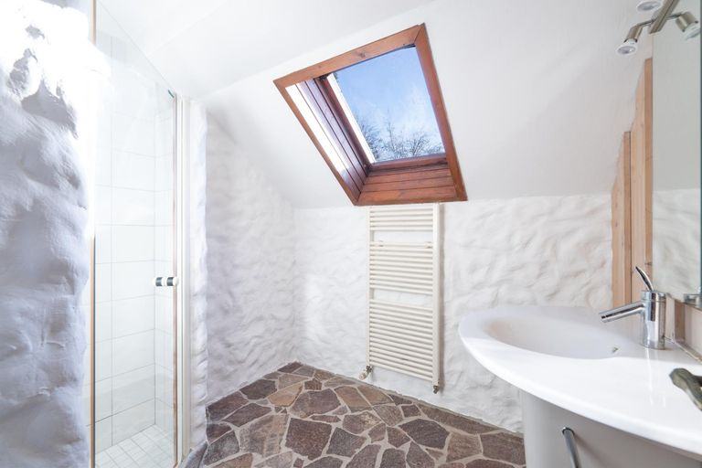 Uriges Bad mit Fenster im Obergeschoß