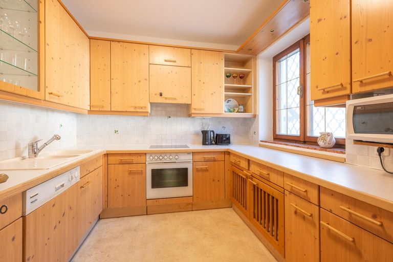 komplette, zeitlose Küche mit Fenster