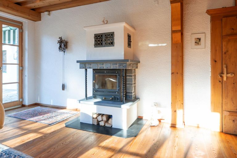 Wohnzimmer/Rittterzimmer mit offenem Kamin