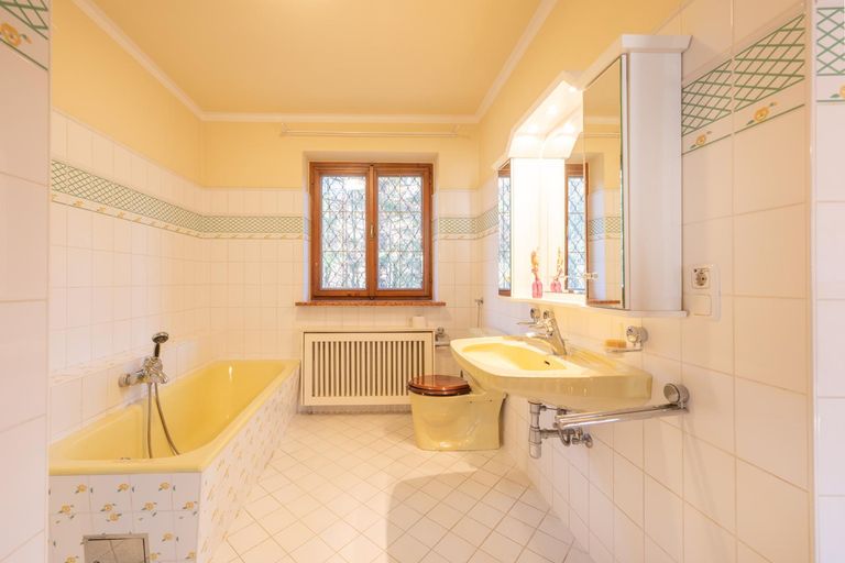 Bad im Erdgeschoß mit Dusche und Wanne