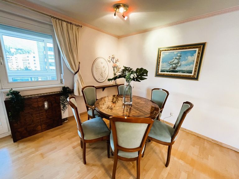 Wohnzimmer mit ca. 41m² und Zugang zum Balkon 1