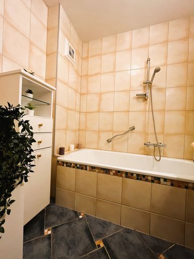 Bad mit Badewanne, Waschmaschinenanschluss und Waschbecken