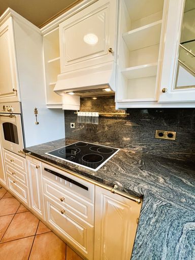 Design-Küche mit hochwertiger Granitarbeitsplatte