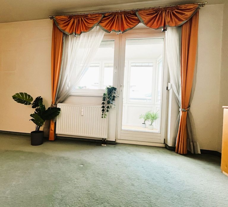 Schlafzimmer 2 mit ca. 17m² und Zugang zum Balkon