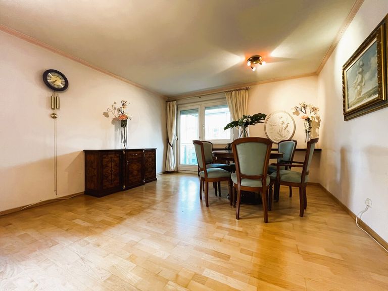 Wohnzimmer mit ca. 41m² und Zugang zum Balkon 1