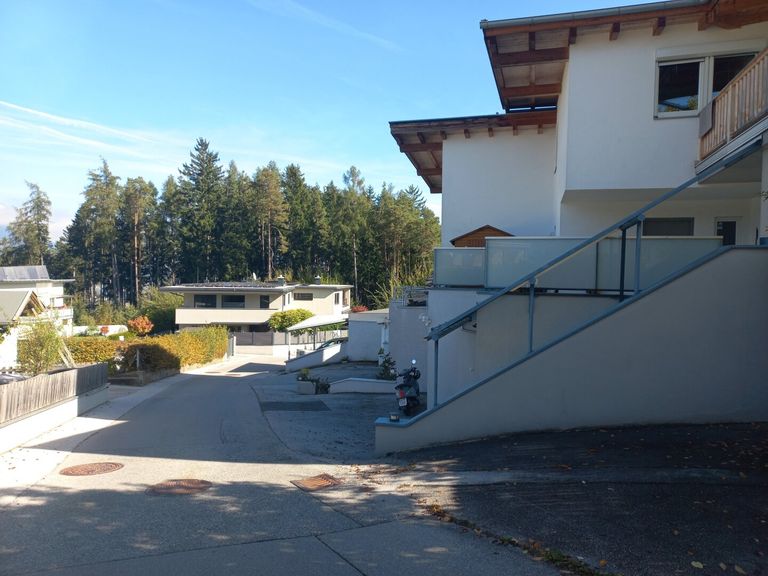 Ansicht Haus von verkehrsberuhigter Straße