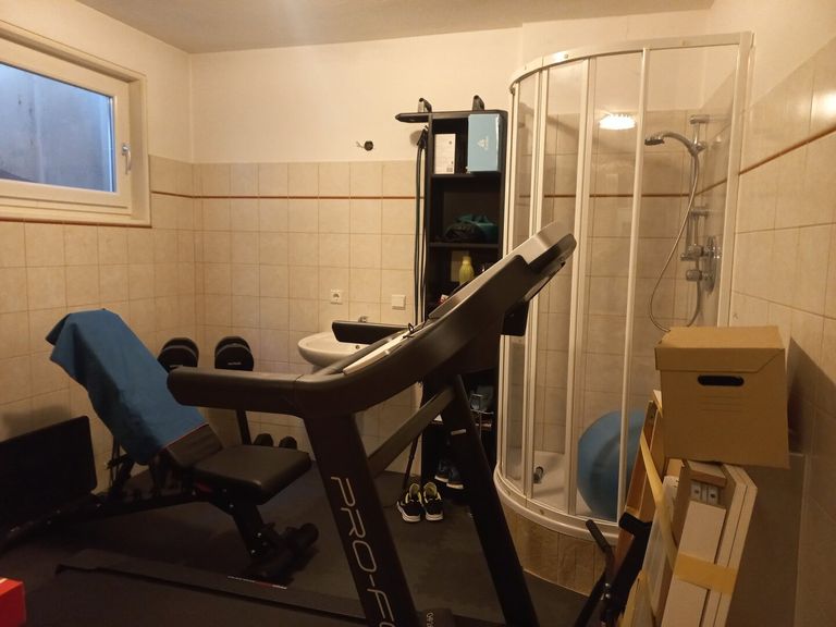 Kellerraum mit Dusche und Waschbecken