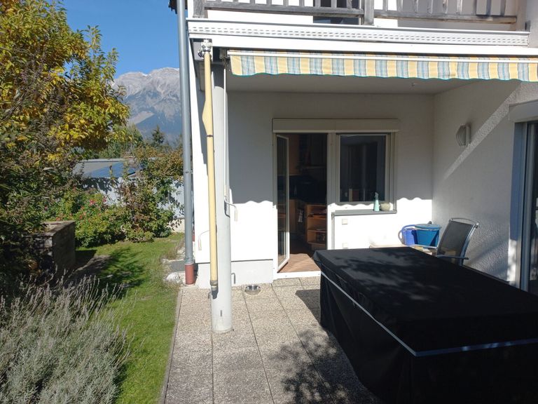 Blick auf die Süd-Terrasse mit Zugang zur Küche