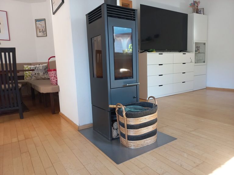 Zusätzlicher Stückholzofen im Wohnzimmer