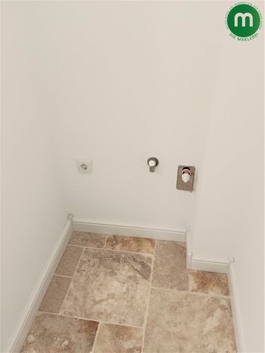 Abstellraum mit Waschmaschinenanschluss