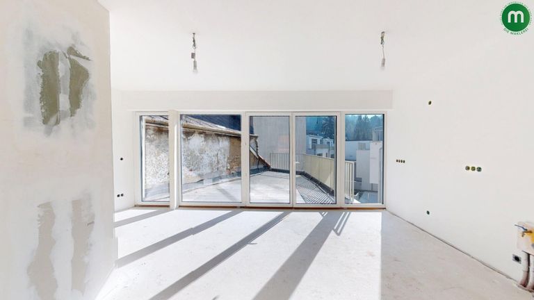 heller Wohnraum mit Terrassenzugang