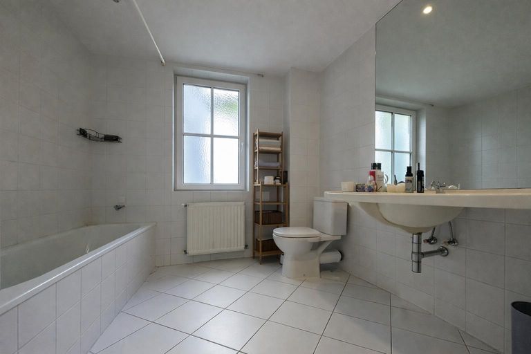 2tes Bad mit Badewanne und WC