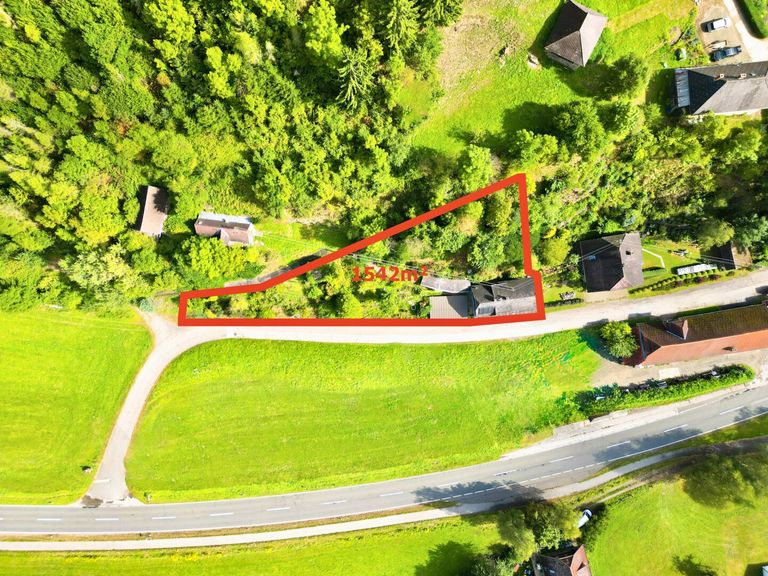 Luftbild mit Haus und eingezeichnetem Grundstück