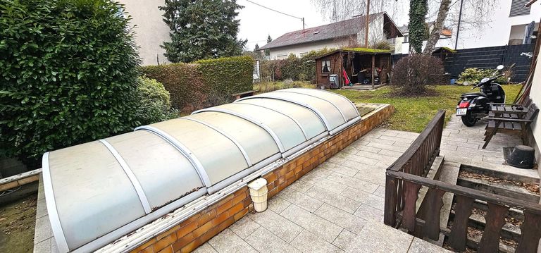 Pool mit Gartenhütte