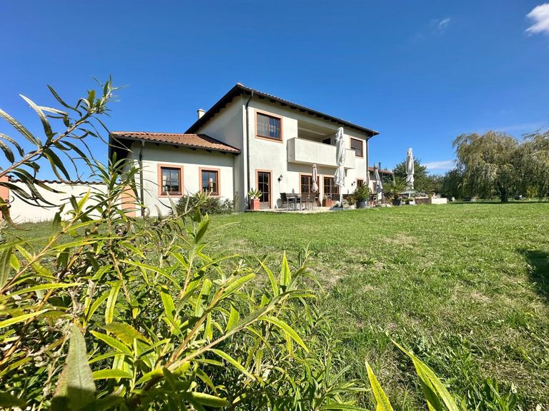 Außenansicht mit Terrasse