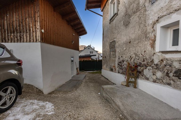 Eingangsbereich und Nebengebäude