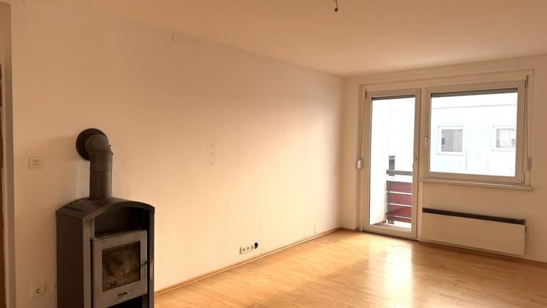 Wohnzimmer mit Balkon und Schwedenofen