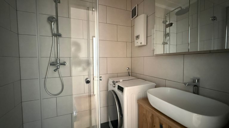 Badezimmer mit Dusche und Fußbodenheizung