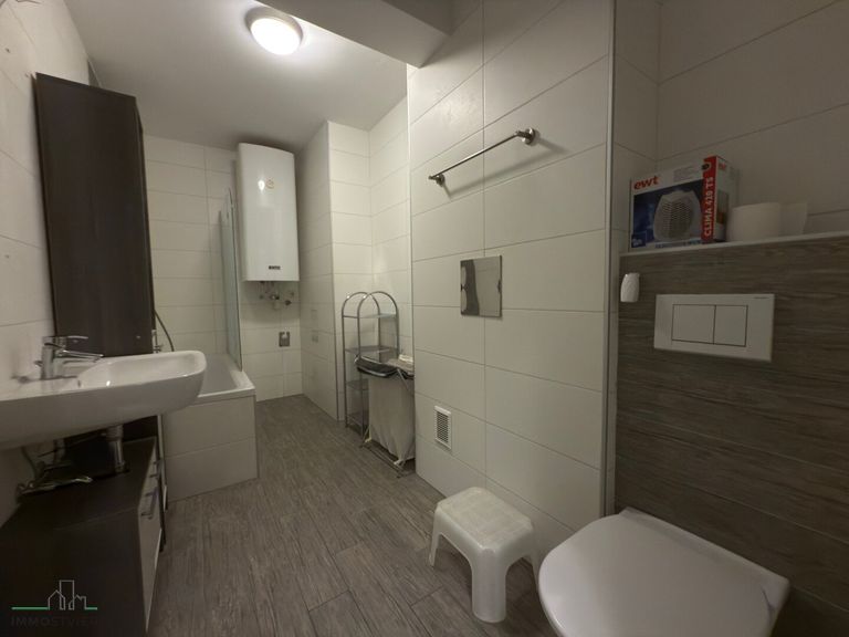 Bad mit Wanne und WC