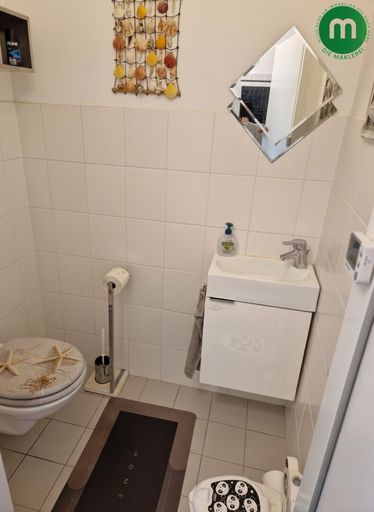 getrenntes WC mit Handwaschbecken