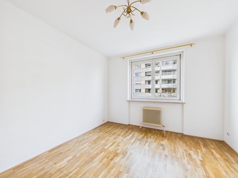 CAM04191G0-PR0074-STILL006