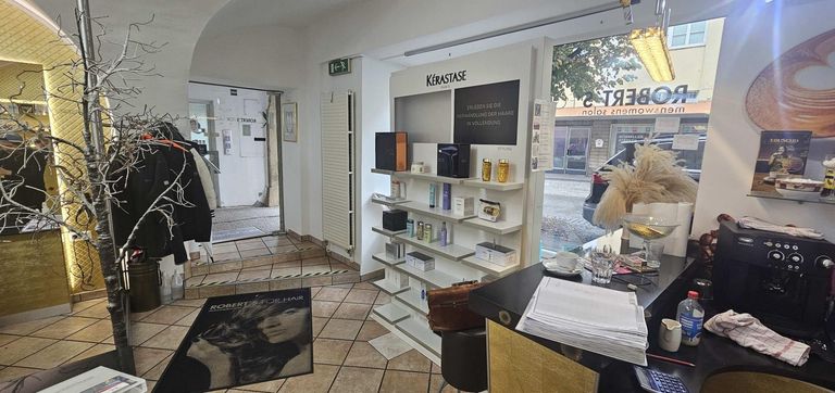 Eingang mit vorderen Geschäftsbereich