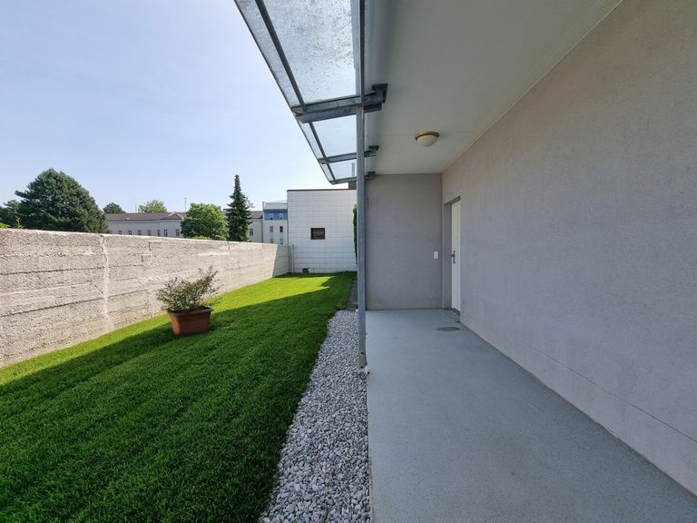 Laubengang zur Wohnung / Sommer