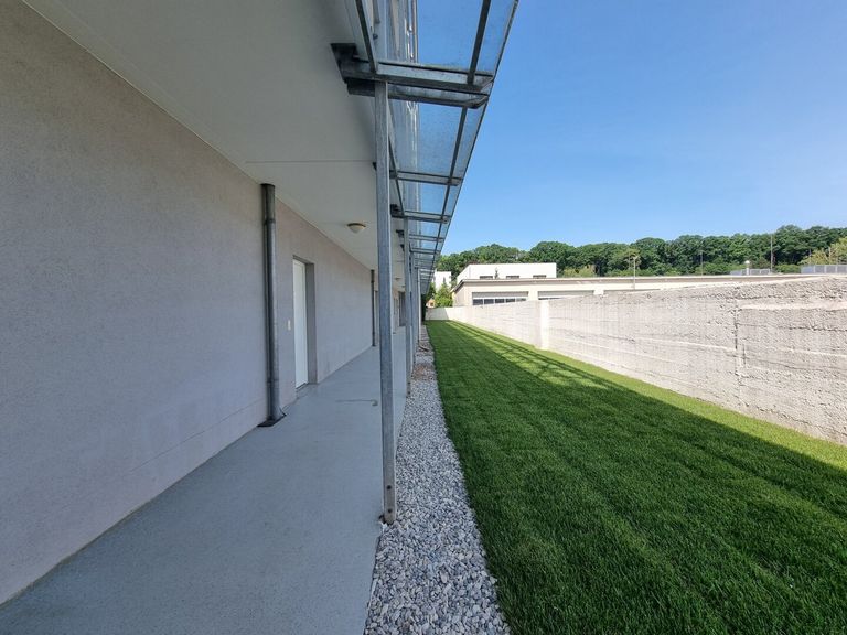 Laubengang zur Wohnung / Sommer