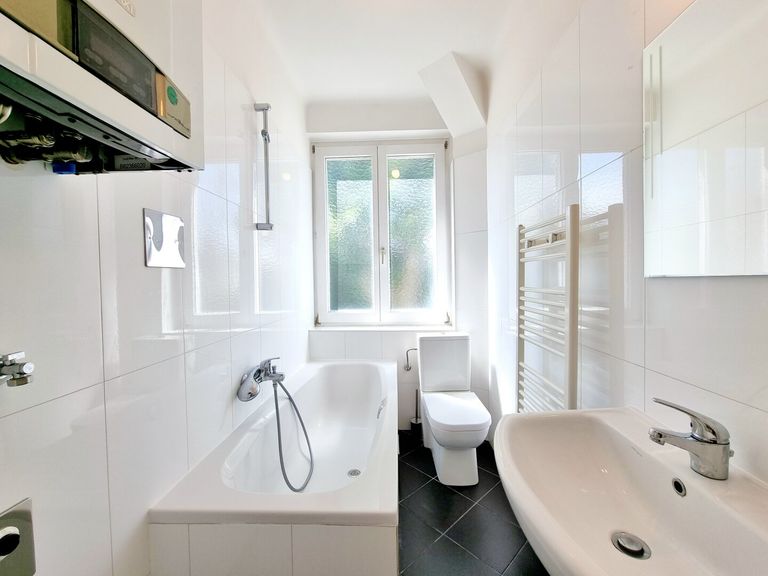 Tageslichtbadezimmer + WC