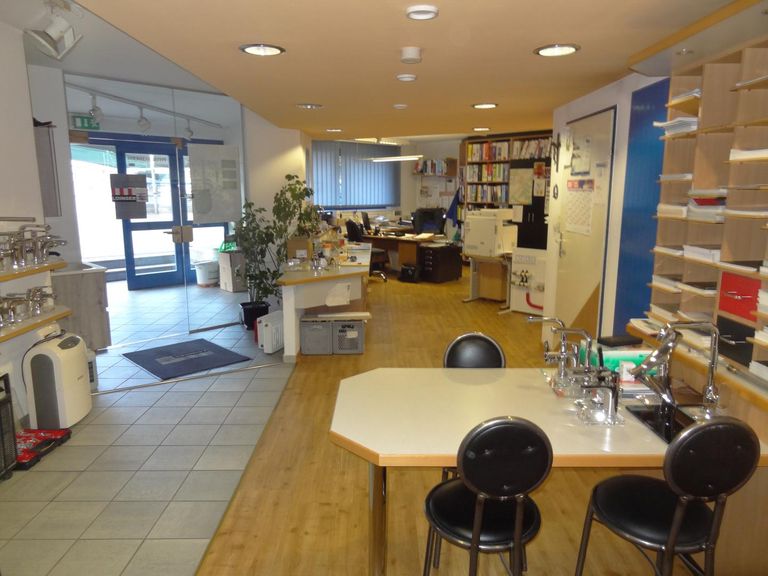 Blick zu Eingang und Bürobereich