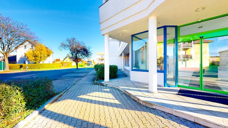 Eingangsbereich & Parkplätze