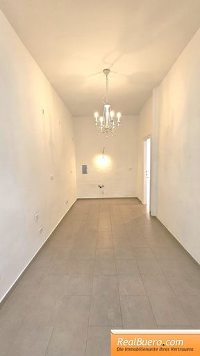 Küche leer bis auf die Anschlüsse