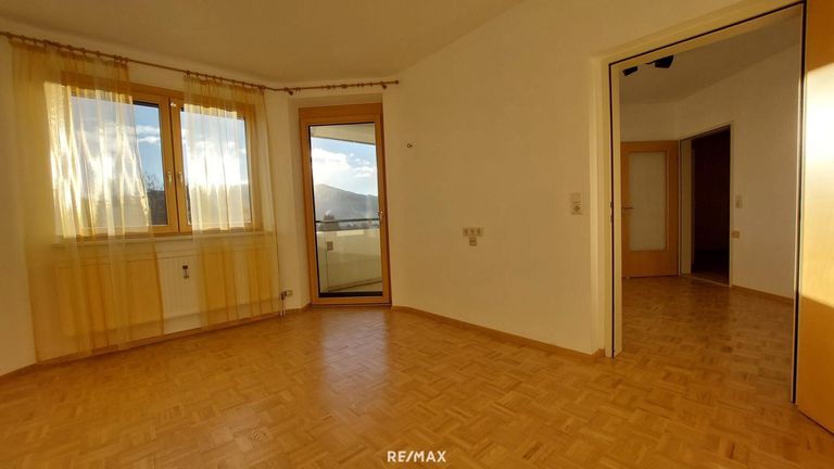 Schlafzimmer mit Ausgang Loggia