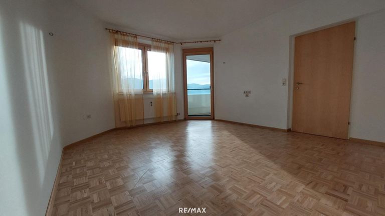 Schlafzimmer mit Ausgang Loggia