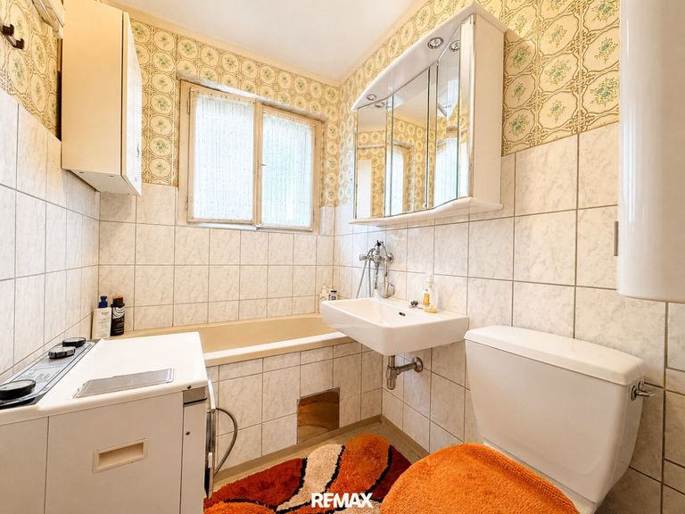 Badezimmer mit Fenster