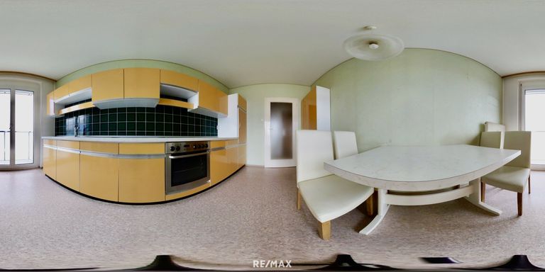 Küche mit Balkonzugang