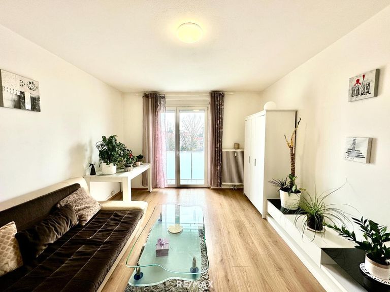 Wohnzimmer mit Zugang auf den Balkon