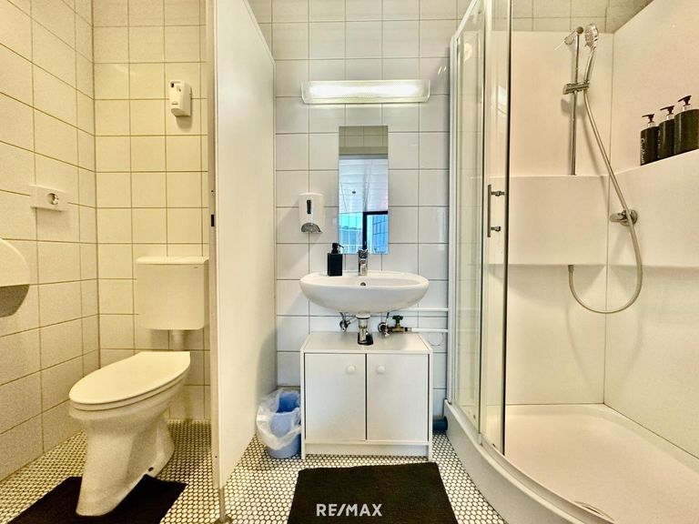 Bad mit Dusche und WC