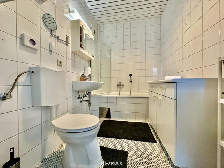 Bad mit Badewanne und WC