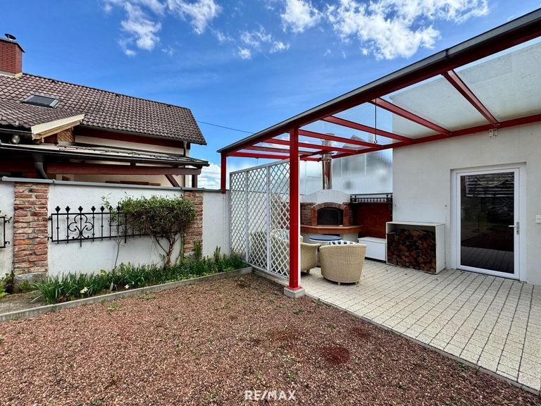 Überdachte Terrasse mit Gartenfläche