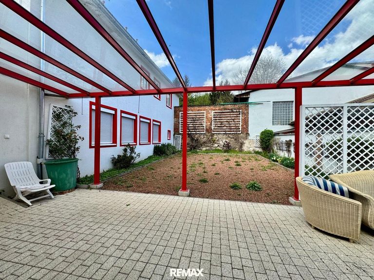 Überdachte Terrasse mit Gartenfläche