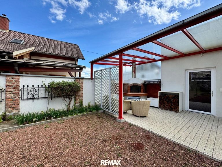 Überdachte Terrasse mit Gartenfläche